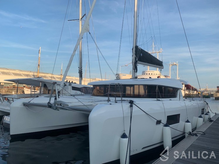 Lagoon 42 - Yacht Charter Sailica