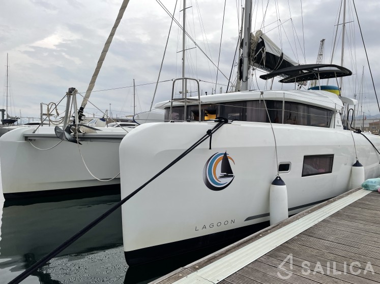 Lagoon 42 - Yacht Charter Sailica