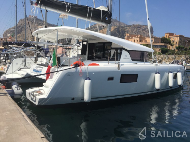 Lagoon 42 - Yacht Charter Sailica