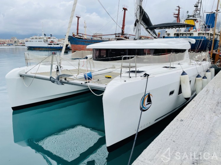 Lagoon 42 - Yacht Charter Sailica