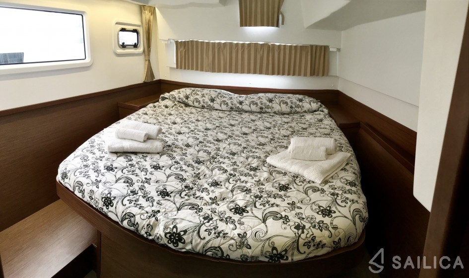 Lagoon 42 - Yacht Charter Sailica
