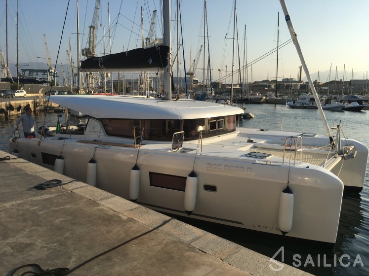 Lagoon 42 - Yacht Charter Sailica