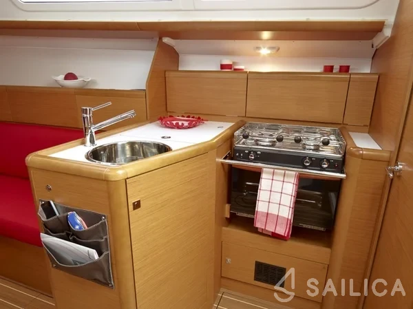 Sun Odyssey 33i - Yacht Charter Sailica