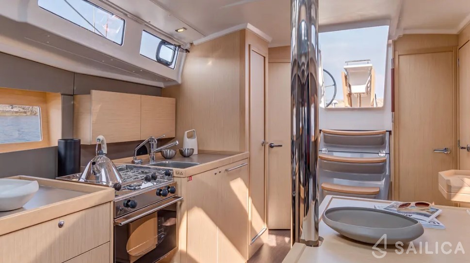 Oceanis 38.1 - Yacht Charter Sailica