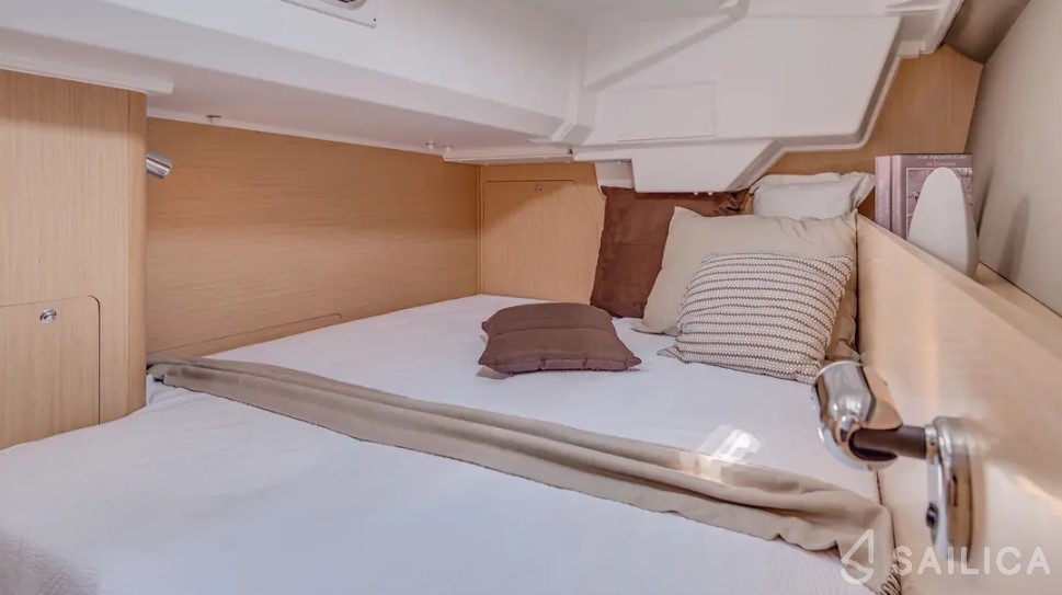 Oceanis 38.1 - Yacht Charter Sailica