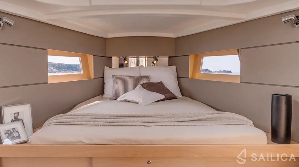 Oceanis 38.1 - Yacht Charter Sailica