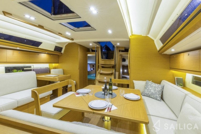 Dufour 520 GL - Yacht Charter Sailica