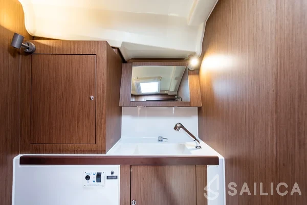 Oceanis 41.1 - Yacht Charter Sailica