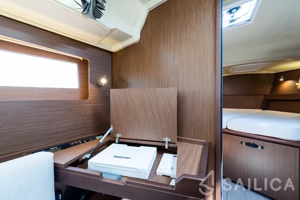 Oceanis 41.1 - Yacht Charter Sailica