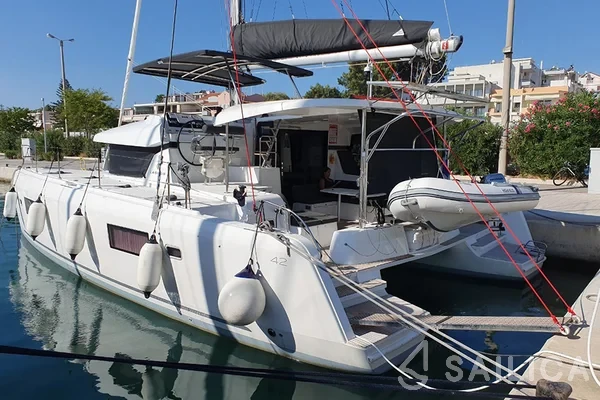 Lagoon 42 - Yacht Charter Sailica