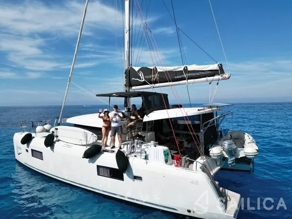 Lagoon 42 - Yacht Charter Sailica