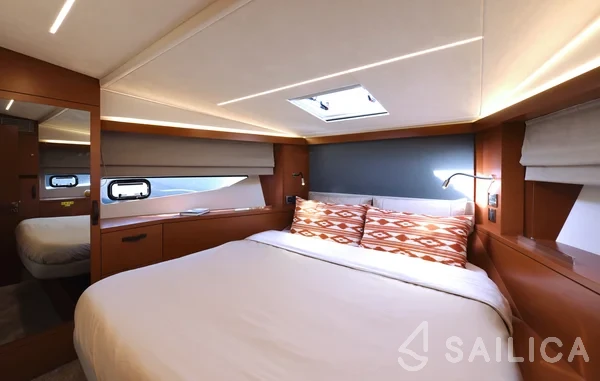 Prestige 42 Fly - Yacht Charter Sailica
