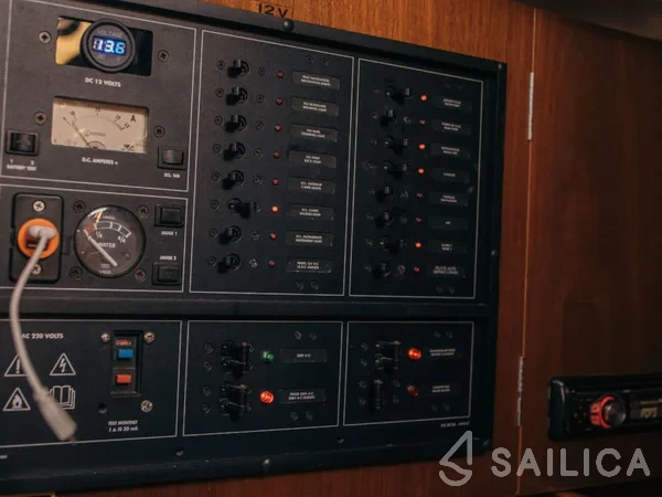 Oceanis 411 Clipper - Yacht Charter Sailica