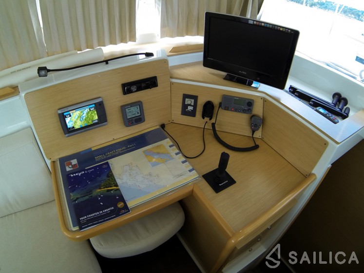 Lagoon 400 - Yacht Charter Sailica