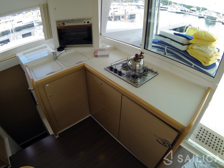 Lagoon 400 - Yacht Charter Sailica