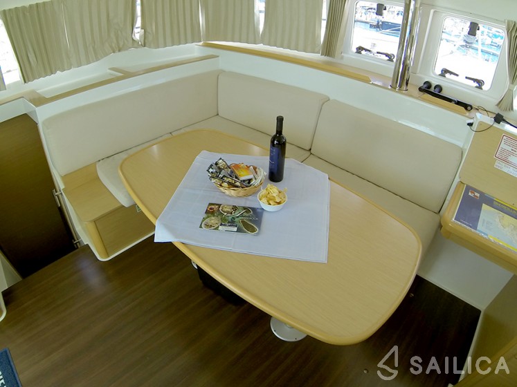 Lagoon 400 - Yacht Charter Sailica