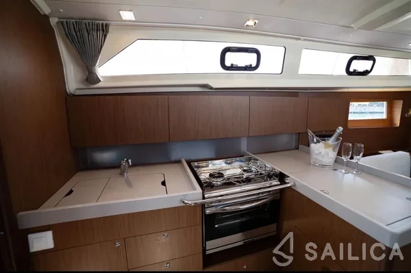 Oceanis 41.1 - Yacht Charter Sailica