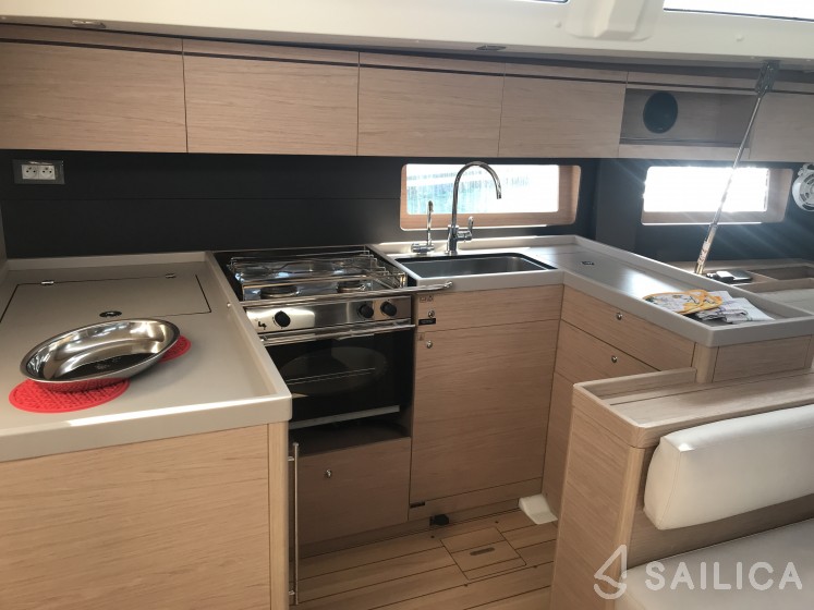 Oceanis 51.1 - Yacht Charter Sailica