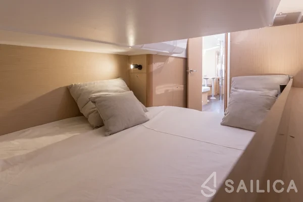 Oceanis 38.1 - Yacht Charter Sailica