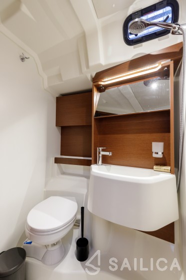 Oceanis 51.1 - Yacht Charter Sailica