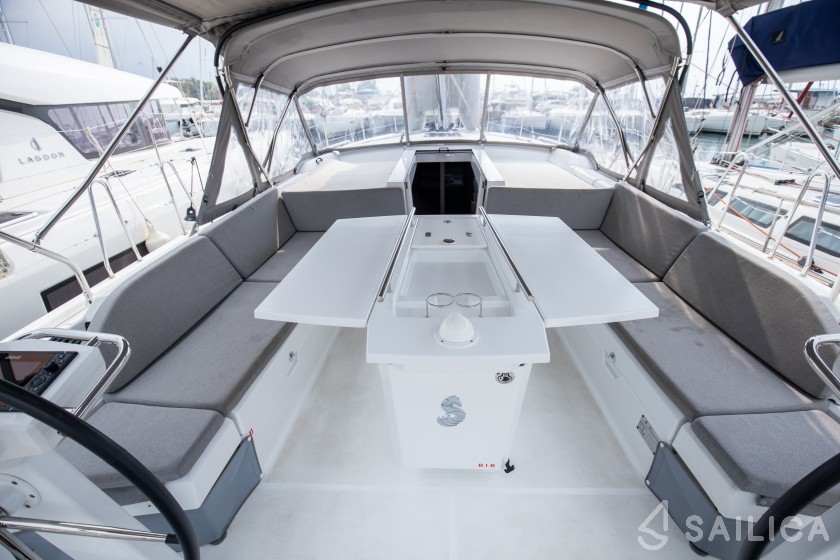 Oceanis 51.1 - Yacht Charter Sailica