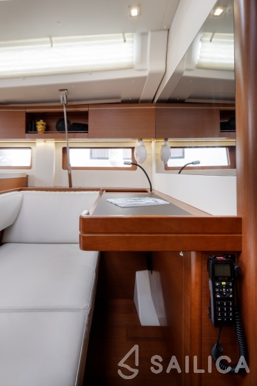 Oceanis 51.1 - Yacht Charter Sailica