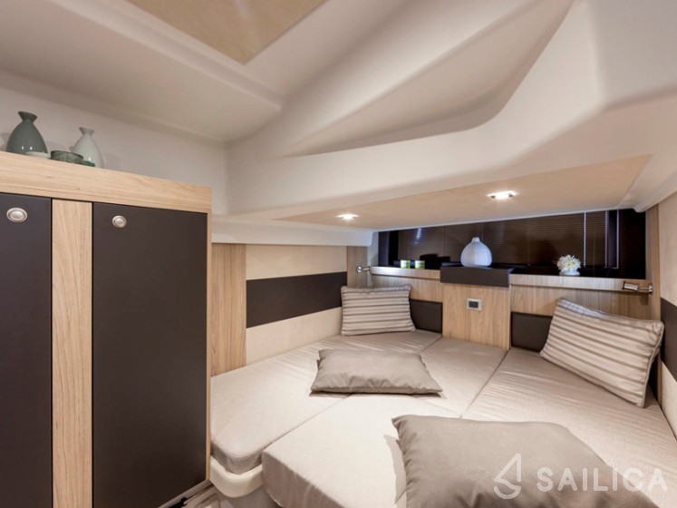 Cranchi M44 HT - Yacht Charter Sailica