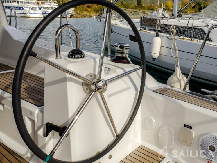 Oceanis 41.1 - Yacht Charter Sailica
