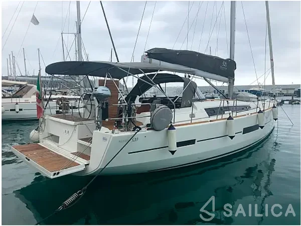 Dufour 520 GL - Yacht Charter Sailica