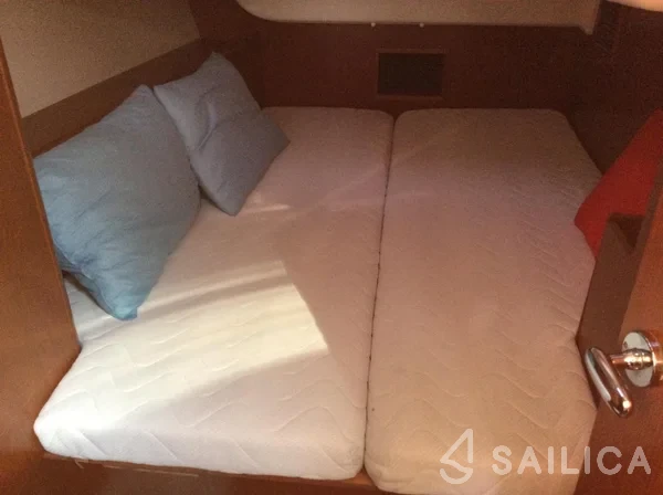 Oceanis 43 - Yacht Charter Sailica