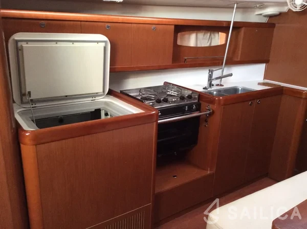 Oceanis 43 - Yacht Charter Sailica