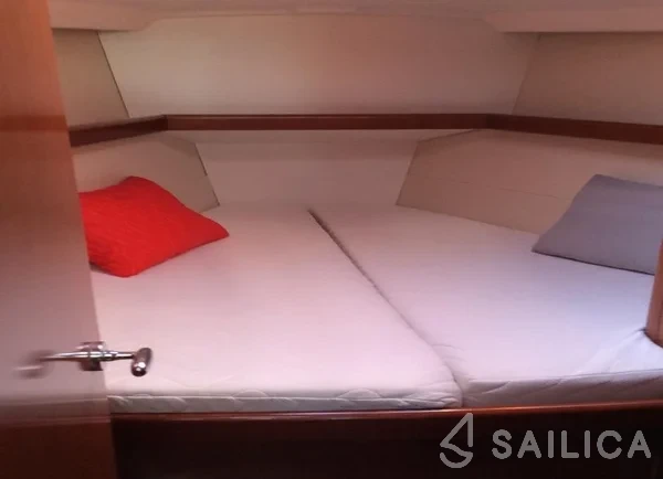 Oceanis 43 - Yacht Charter Sailica