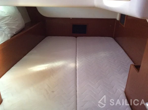 Oceanis 43 - Yacht Charter Sailica