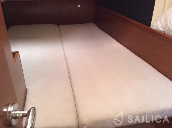Oceanis 43 - Yacht Charter Sailica