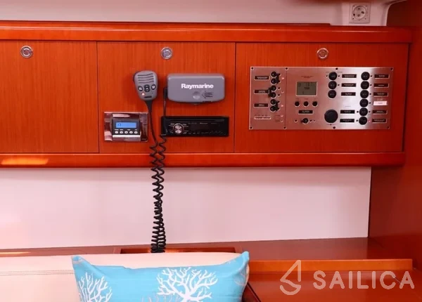 Oceanis 43 - Yacht Charter Sailica