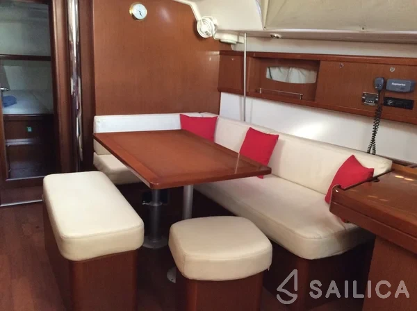 Oceanis 43 - Yacht Charter Sailica