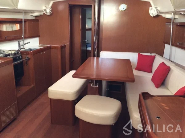 Oceanis 43 - Yacht Charter Sailica