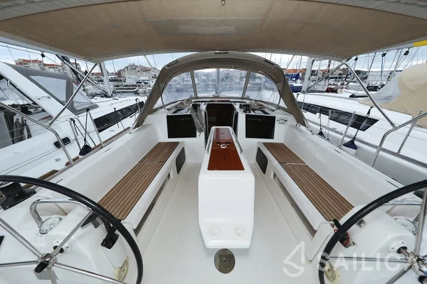 Dufour 412 GL - Yacht Charter Sailica