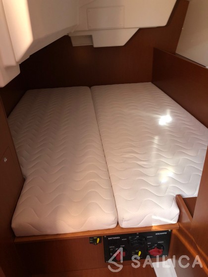 Oceanis 38.1 - Yacht Charter Sailica