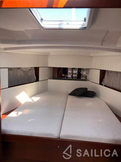Oceanis 38.1 - Yacht Charter Sailica