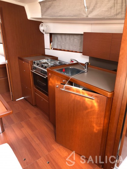 Oceanis 38.1 - Yacht Charter Sailica