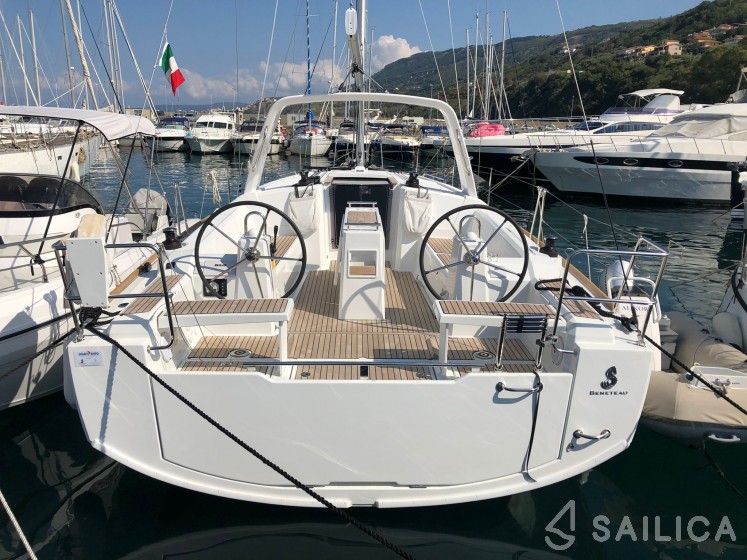 Oceanis 38.1 - Yacht Charter Sailica