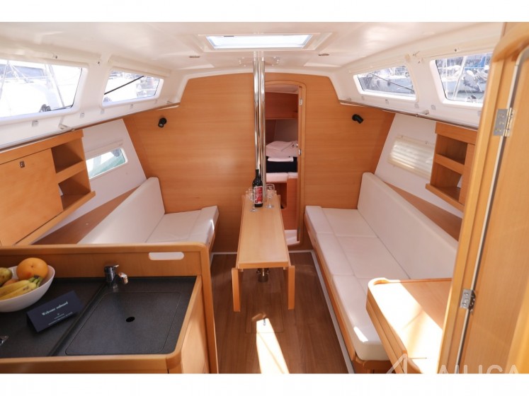 Sun Odyssey 319 - Yacht Charter Sailica