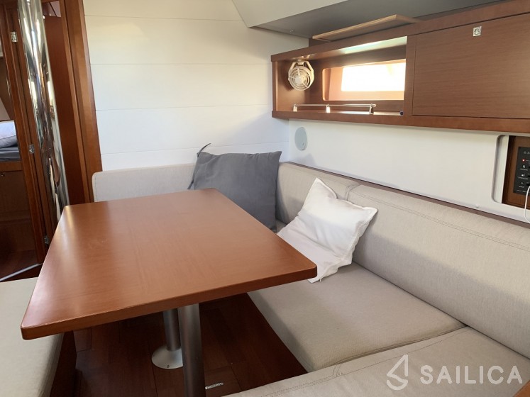 Oceanis 45 - Yacht Charter Sailica