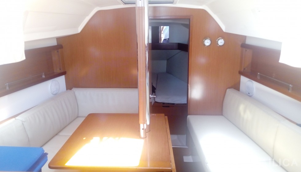 Oceanis 31 - Yacht Charter Sailica