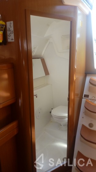 Oceanis 31 - Yacht Charter Sailica