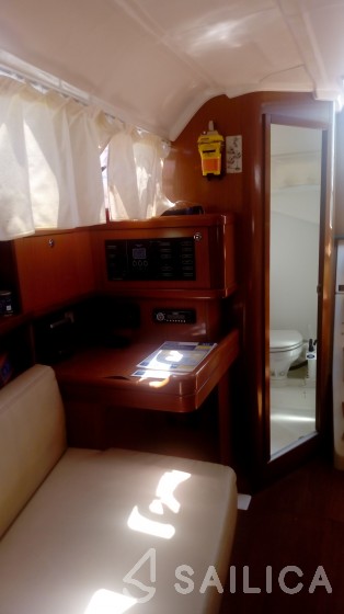 Oceanis 31 - Yacht Charter Sailica