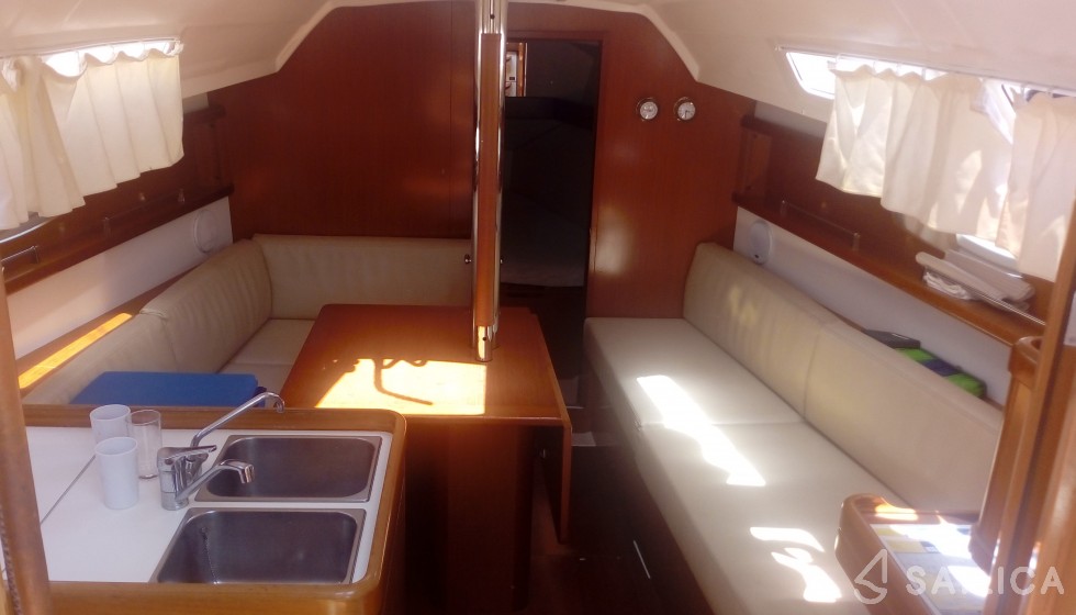 Oceanis 31 - Yacht Charter Sailica