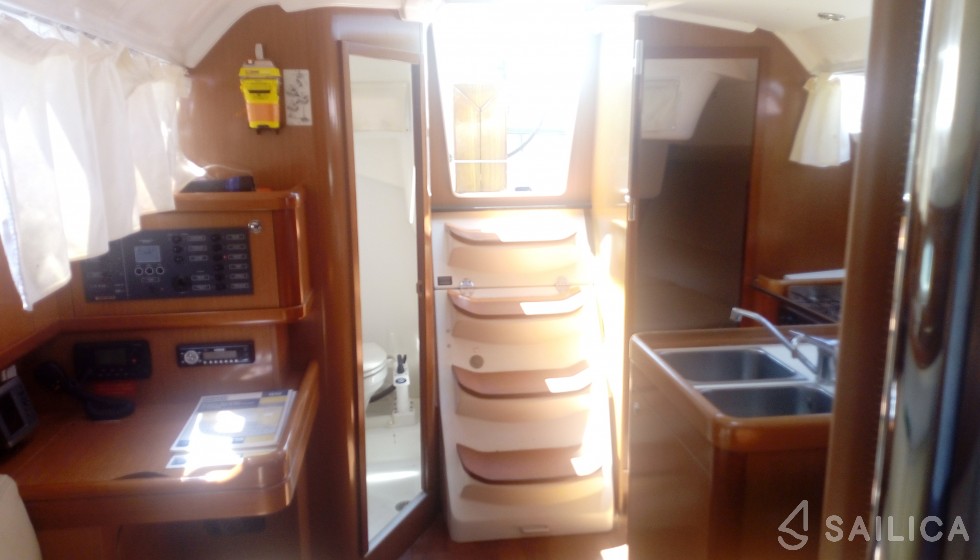 Oceanis 31 - Yacht Charter Sailica