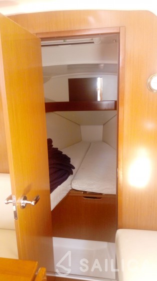 Oceanis 31 - Yacht Charter Sailica